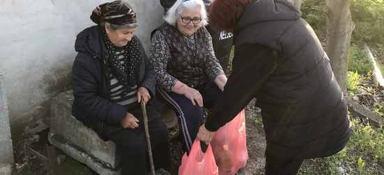 Дари хранителни продукти за великденската трапеза на пенсионери и хора в нужда от Българово и околни села