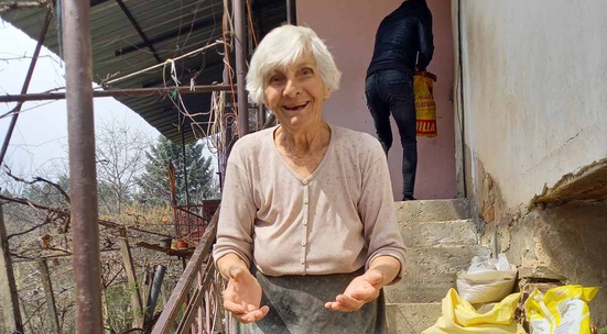 Дари коледна вечеря на възрастни хора в нужда от села край Кюстендил