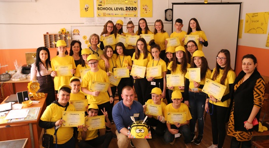 Помогни в подготвянето на пакети с награди за училищните състезания Spelling Bee