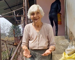 Дари храна за Великден на възрастни хора от най-бедните села в Кюстендилско