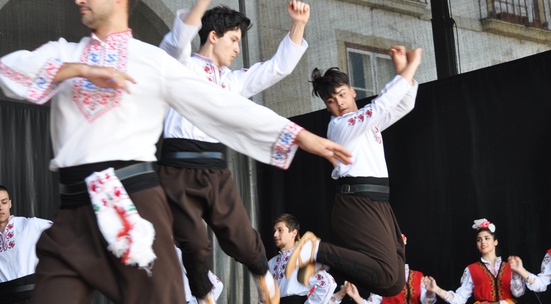Води занимания по народни танци за младежи с епилепсия