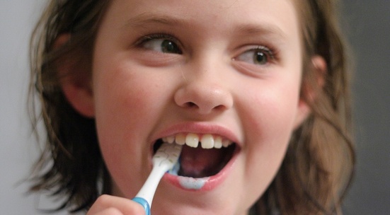 Дари четки и паста за зъби на деца от крайно бедни семейства
