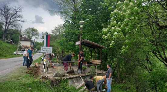 Дари материали за освежаването на чешма "Кирияшки дол" в село Васильово