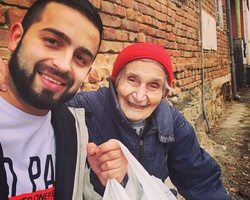 Дари великденска вечеря на пенсионер в нужда от Кюстендилско