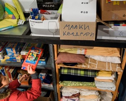 Дари посуда, детски играчки и младежки дрехи на бежанци и търсещи закрила в София