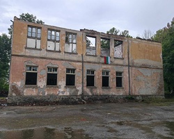 Помагай с ремонта на старото училище в село Долни Раковец, което ентусиасти превръщат в дом на екологичното строителство