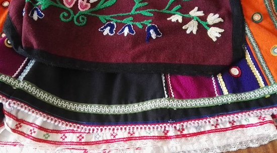 Изпрати материали за шиене на български носии, както и стари песни