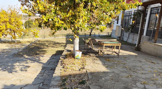 Помагай в ремонтните дейности на обществени места в центъра на хасковското село Долно Войводино