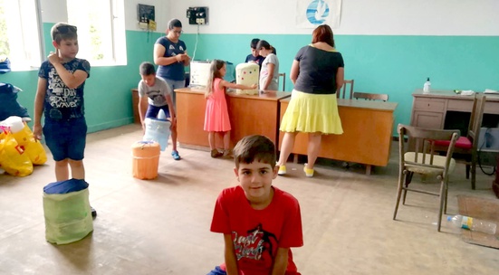 Подари учебни пособия, столове и бюра за лятно училище за децата в село Горнослав