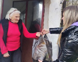 Дари храни за Коледа на възрастни и нуждаещи се хора в Перник и района
