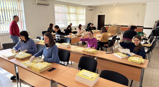 Помогни в подготвянето на пакети с награди за училищните състезания Spelling Bee