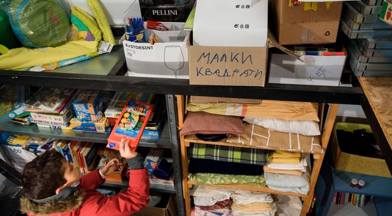 Дари посуда, детски играчки и младежки дрехи на бежанци и търсещи закрила в София