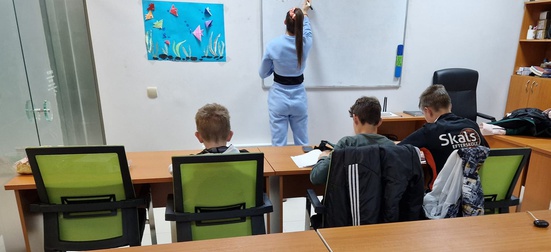 Дари ръчно изработени предмети, сувенири или запазени книги за базар в подкрепа на безплатна школа за деца в неравностойно положение