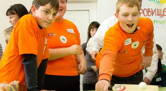 Бъди доброволец на турнир по крикет на маса за деца със специални нужди