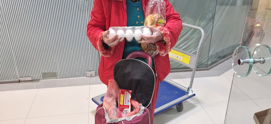 Дари храна и хигиенни материали на пенсионери в нужда от София