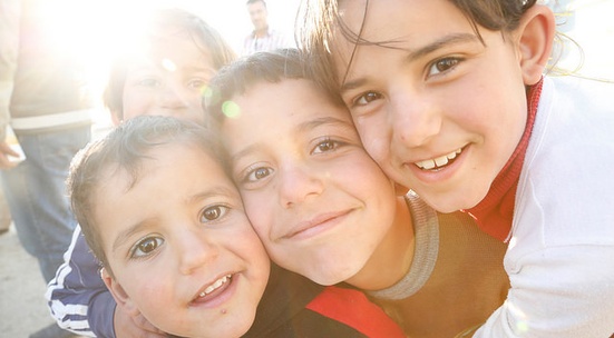 Помагай на деца бежанци в кварталното училище да се справят с българския