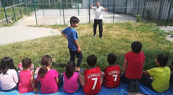 Зарадвай със спортни екипи децата в бежански центрове