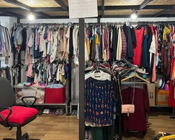 Дари летни дрехи за момчета и младежи бежанци в София