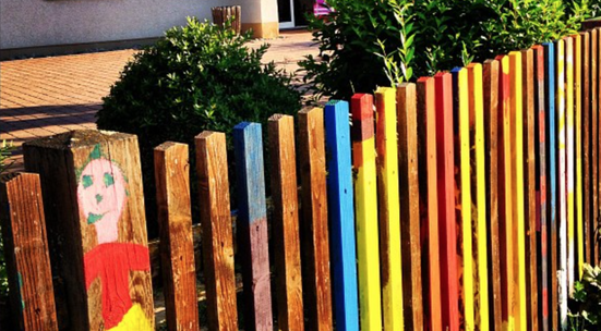 Боядисай в различни цветове оградата на 39та Детска градина във Варна