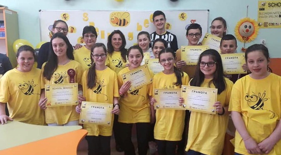 Включи се в подготвянето на пакети с награди за училищните състезания Spelling Bee