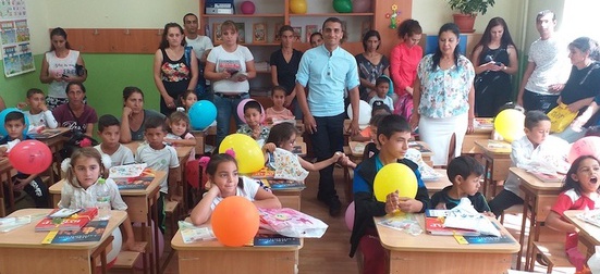 Зарадвай с дрехи, обувки и учебни пособия деца от бедни семейства в село Розино