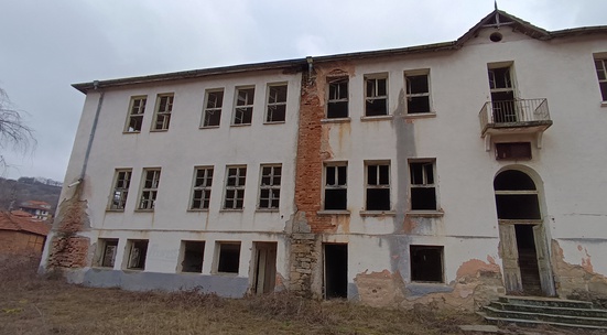 Дари строителни материали и вещи за бита на нов младежки център в село Мраченик, Карловско
