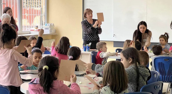 Води летни уроци по български за украински деца в София