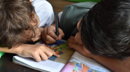 Дари учебни пособия за деца бежанци в София