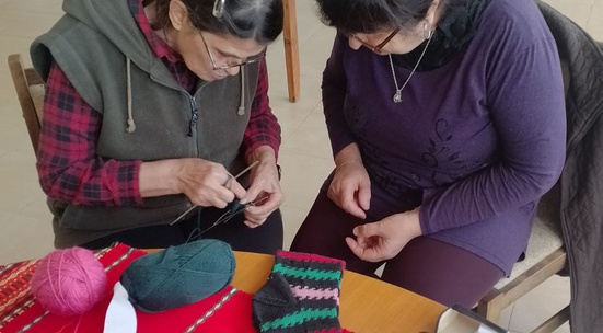 Дари материали за плетене и шиене на читалището в село Брусен