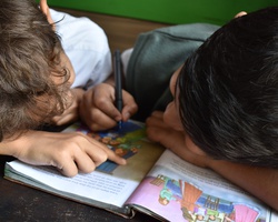 Дари тетрадки и учебни пособия на деца от бедни семейства в Розино