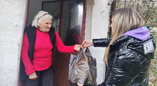 Дари храни за Коледа на възрастни и нуждаещи се хора в Перник и района