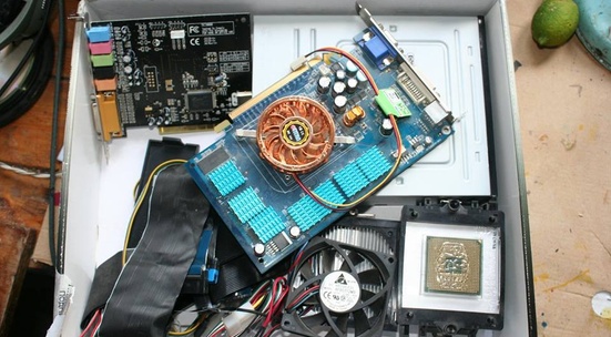 Изпрати стария си компютър на техник, който ще го ремонтира и подари на бедно семейство с деца