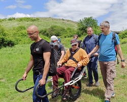 Помогни на човек с увреждане да изкачи планинската пътека до Бистришкия водопад в Рила
