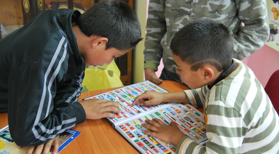 Помагай на деца бежанци в "Клуб за домашна работа"