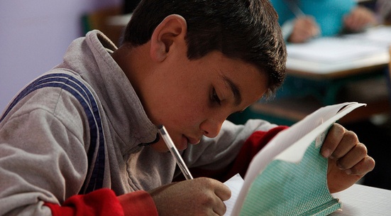 Помагай на деца бежанци да постигат успехи в училище