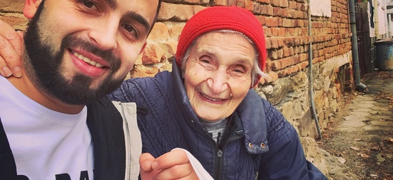 Дари великденска вечеря на пенсионер в нужда от Кюстендилско