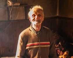 Дари храна за Великден на възрастни хора в нужда от Северозападна България