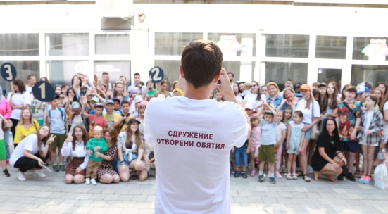 Помагай на деца бежанци по време на заниманията им в Лятна школа "Отворени обятия" 2024 в София