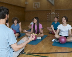 Води упражнения по физическа активност за деца и младежи с увреждания
