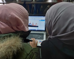 Помагай на бежанци да упражняват английския си език онлайн