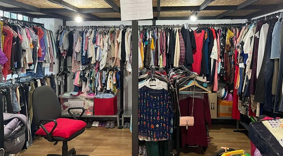 Дари летни дрехи за момчета и младежи бежанци в София