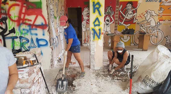 Удари рамо в ремонта на младежки център T.R.A.P.  в София