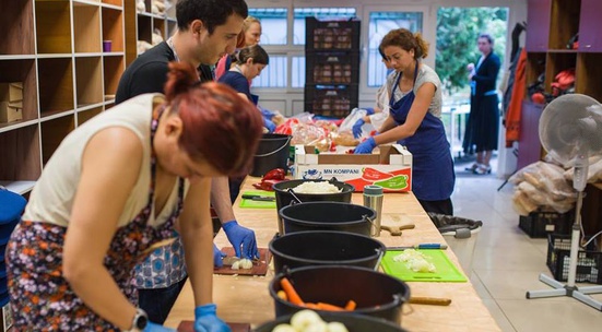 Помагай с готвенето в социална кухня за хора в нужда