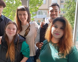 Дари храни на младежите в риск от "Дом Възможност" в София
