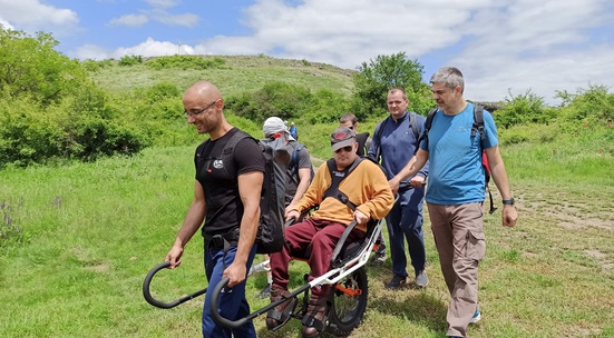 Помогни на човек с увреждане да изкачи планинската пътека до Бистришкия водопад в Рила