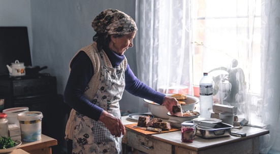 Дари хранителни продукти за Коледа на хора в крайна нужда от Сливенско