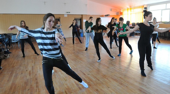 Подкрепяй младежи с проблеми в развитието в занимания по танци