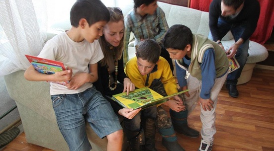 Чети с деца от домове в Международния ден на книгата