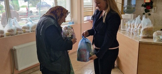 Зарадвай възрастни хора от села край Правец с пакет храна за Великден