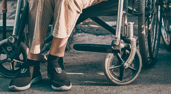 Дари памперси, мокри кърпи и протектори за възрастни хора със затруднена мобилност от София